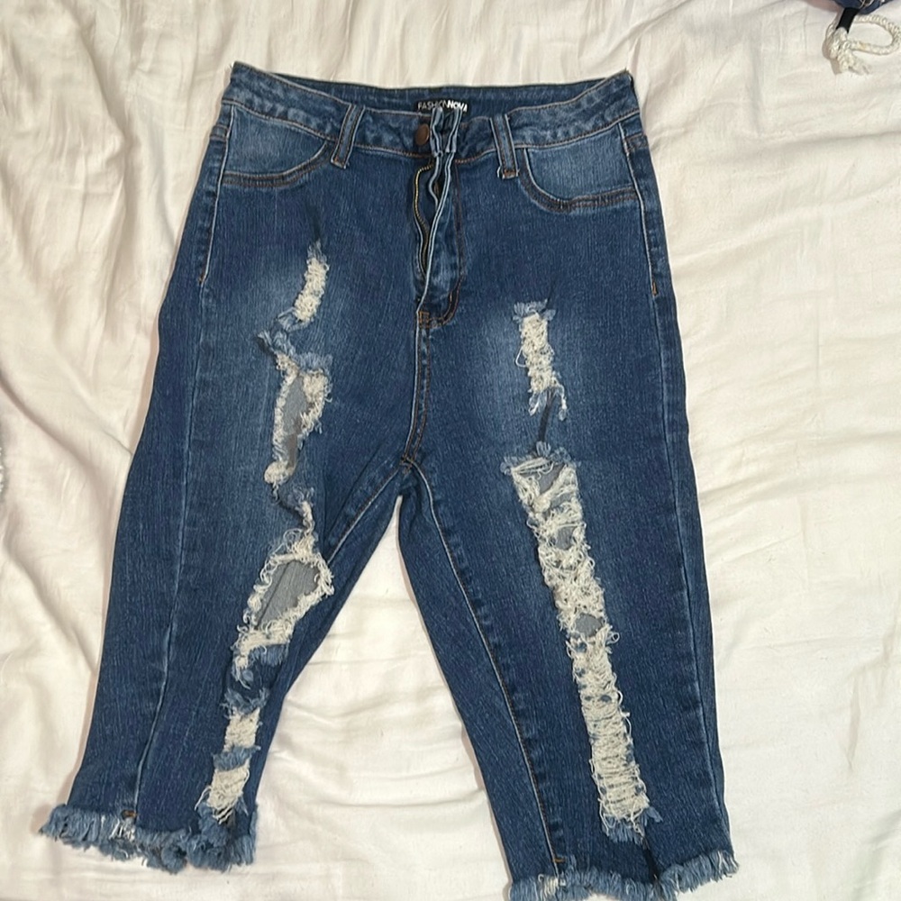 FASHION NOVA RIPPED CAPRI JEANS